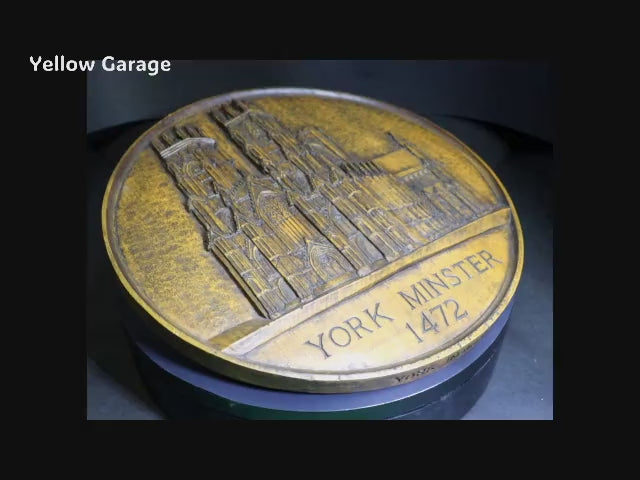 英国を代表するゴシック大聖堂ヨーク・ミンスター（York Minster） をモチーフに制作された木製・円形の壁掛け装飾パネル＿動画