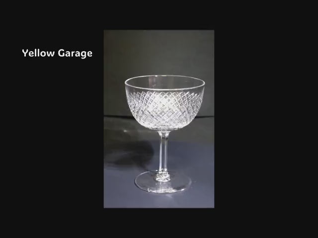 エドワーディアン様式（20世紀初頭）の影響を色濃く感じさせるアンティークのカットガラス製シャンパンクープ（ソーサー型グラス）＿動画