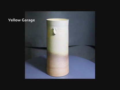 備前焼 花入れ（亀井勝 作 署名あり）高さ17cm