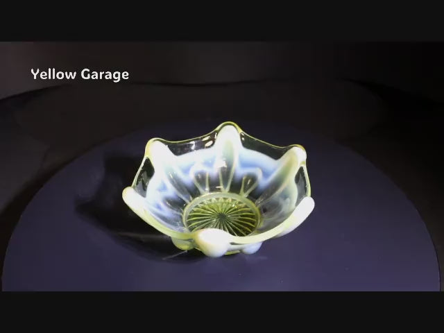 厚手のヴァセリンガラスで作られたアンティークの小鉢