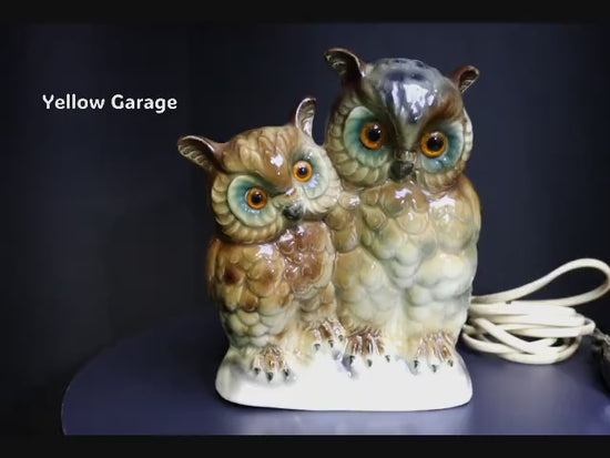 フクロウの親子をモチーフにした、アンティークの陶器製ランプ