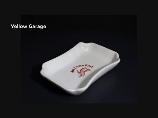 AU LAPIN FRIT（揚げウサギ）のロゴと可愛らしいウサギのイラストが特徴的＿動画