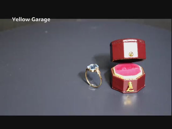 クラシカルな8本爪のセッティングに収められたオーバルカットのブルートパーズは、淡く澄んだブルーが印象的