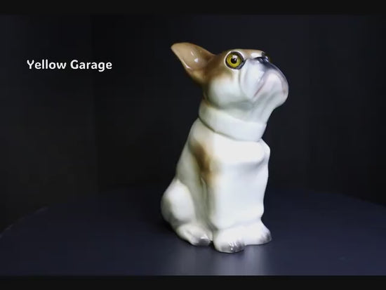 精巧に作られた陶器製フレンチブルドッグのオブジェ