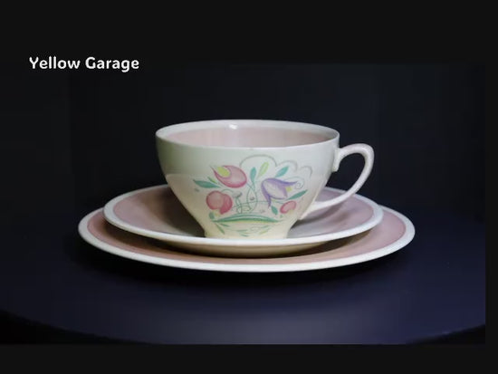 イギリスを代表する陶芸デザイナー Susie Cooper（スージークーパー） による、カップ＆2枚のソーサー（大・中）セット