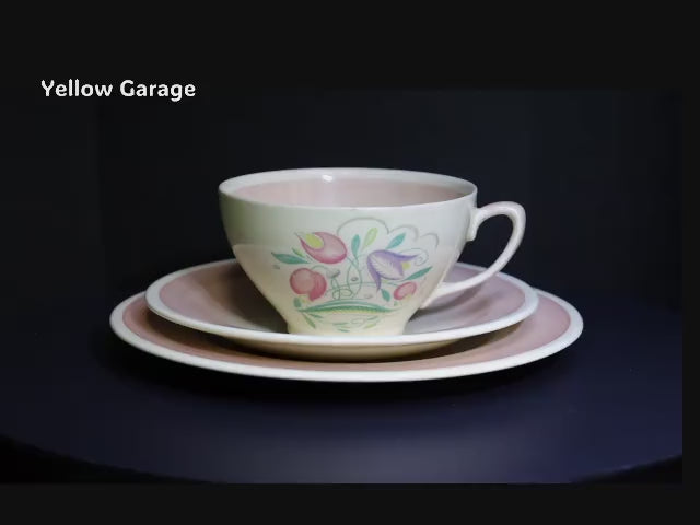 イギリスを代表する陶芸デザイナー Susie Cooper（スージークーパー） による、カップ＆2枚のソーサー（大・中）セット