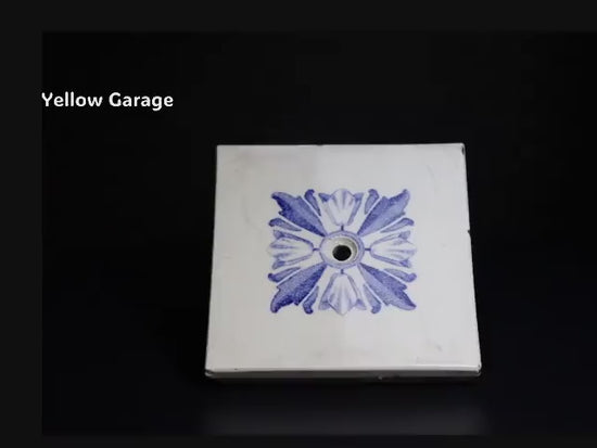 一辺約85mmの小ぶりなアンティークタイル