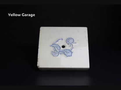 白地に青の植物文様が描かれた上品なデザインで、クラシカルな雰囲気