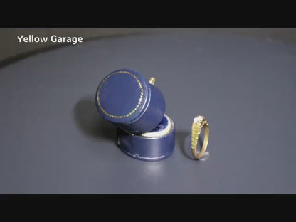 イギリス製と思われるヴィンテージのダイヤモンドリング|リングの内側には「王冠」マークと「375」「F」のホールマーク