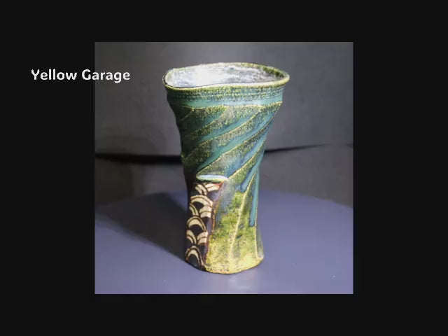 伝統の美濃織部に、現代造形の息吹を
ねじりのフォルムが生む陰影と、深緑の釉が響き合う
棚橋淳の手仕事動画