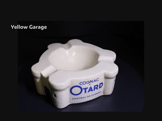 フランス・コニャックの老舗ブランド「OTARD（オタール）」のアンティーク灰皿です。ボディ全体がシャトー・ド・コニャック（コニャック城）をモチーフにしたユニークな形状で、重厚かつクラシックな佇まいが魅力です。
