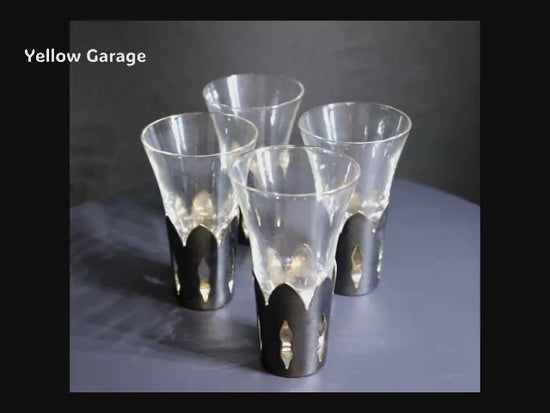 透明感のあるガラスにシルバー調の袴（はかま）を合わせた趣深いアンティークグラス4個セット_動画