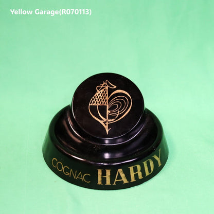 フランスの高級ブランデーブランド「COGNAC HARDY（コニャック・ハーディ）」のプロモーション用として製造されたヴィンテージの灰皿