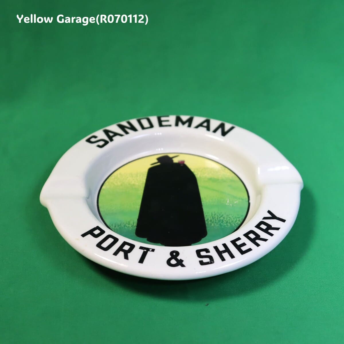 ポルトガルの老舗ワインブランド「SANDEMAN（サンデマン）」のプロモーション用として制作された、ィンテージの陶器製灰皿