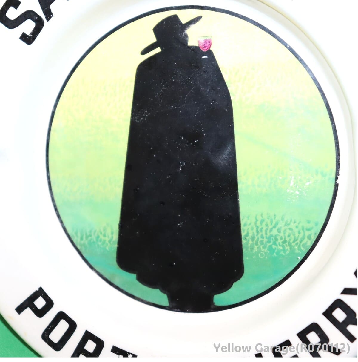 ポルトガルの老舗ワインブランド「SANDEMAN（サンデマン）」のプロモーション用として制作された、ィンテージの陶器製灰皿