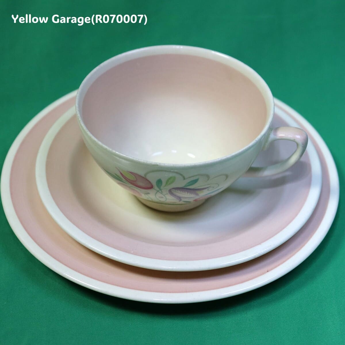 イギリスを代表する陶芸デザイナー Susie Cooper（スージークーパー） による、カップ＆2枚のソーサー（大・中）セット