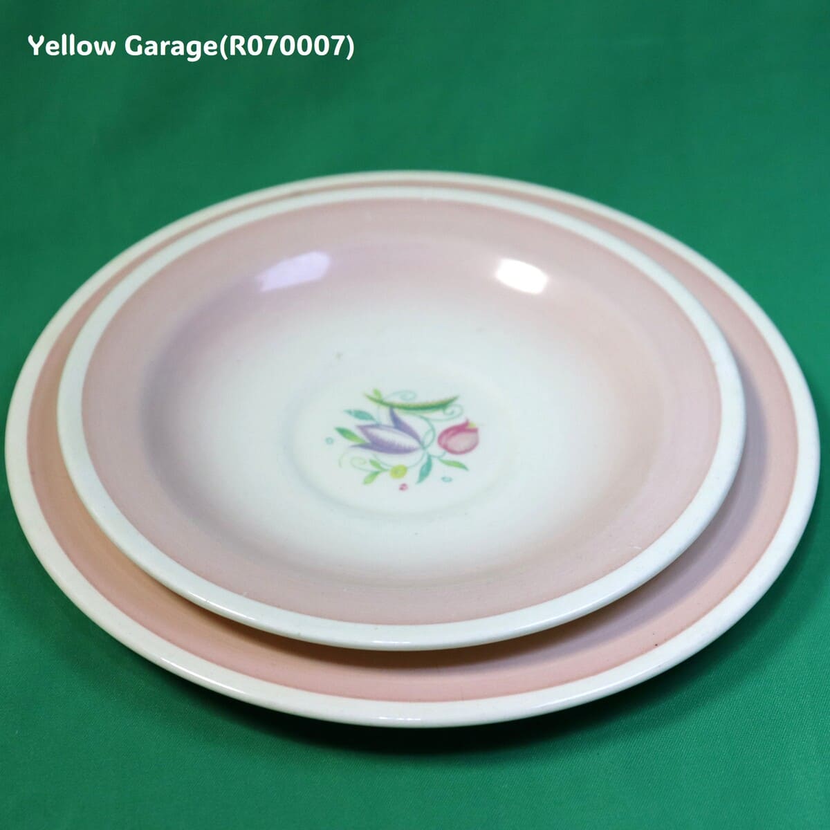 イギリスを代表する陶芸デザイナー Susie Cooper（スージークーパー） による、カップ＆2枚のソーサー（大・中）セット