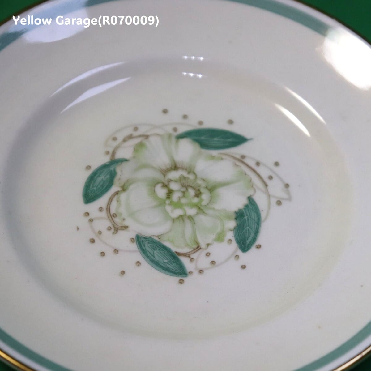 イギリスを代表する陶磁器デザイナー、Susie Cooper（スージー・クーパー） の「Gardenia（ガーデニア）」シリーズのヴィンテージ・ソーサー