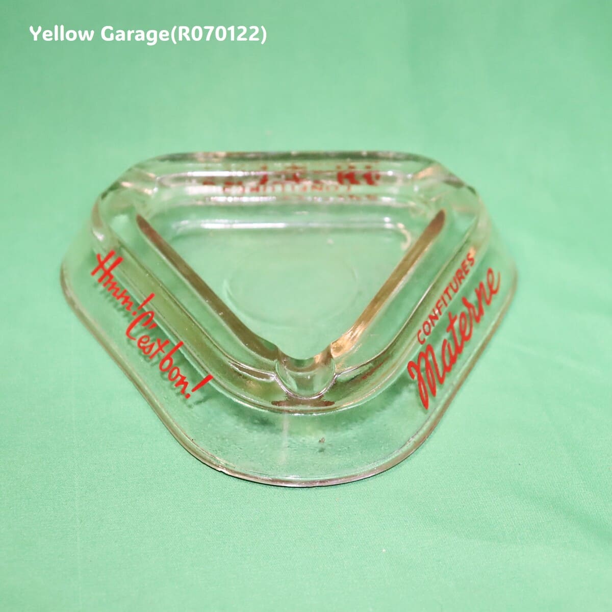 フランスの老舗ジャムブランド「CONFITURES Materne」のロゴがデザインされたユニークな三角形のガラス灰皿＿もう一度全体