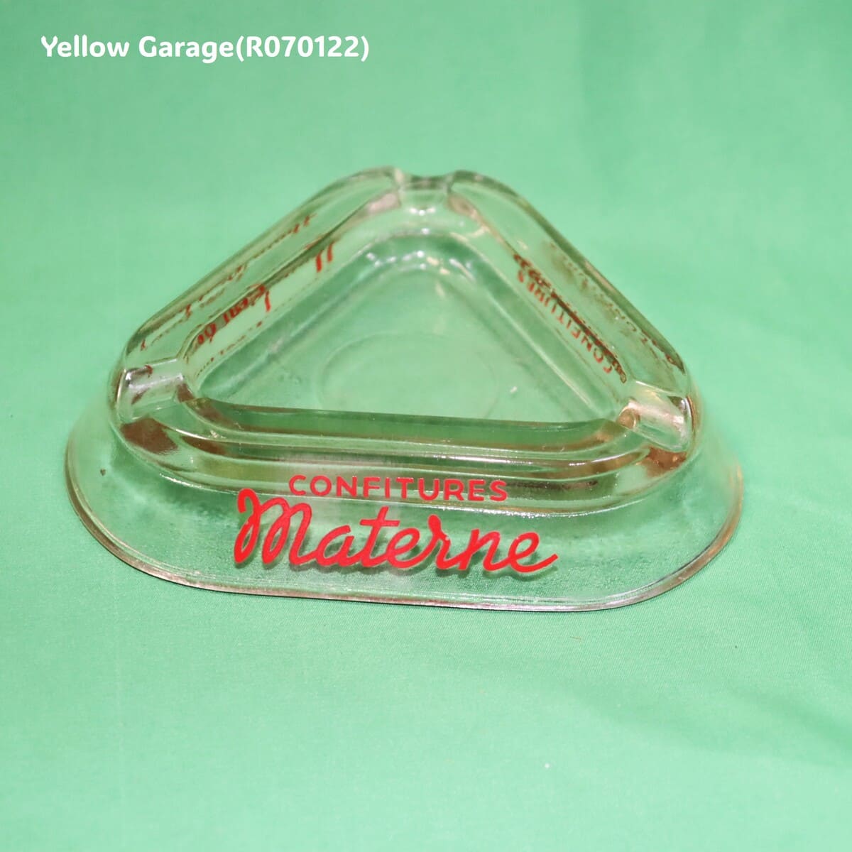 フランスの老舗ジャムブランド「CONFITURES Materne」のロゴがデザインされたユニークな三角形のガラス灰皿＿また全体