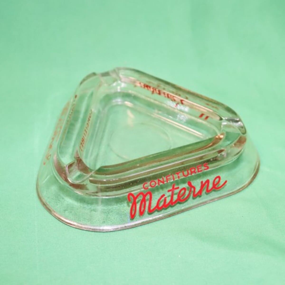 フランスの老舗ジャムブランド「CONFITURES Materne」のロゴがデザインされたユニークな三角形のガラス灰皿＿全体