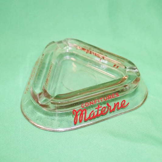 フランスの老舗ジャムブランド「CONFITURES Materne」のロゴがデザインされたユニークな三角形のガラス灰皿＿全体