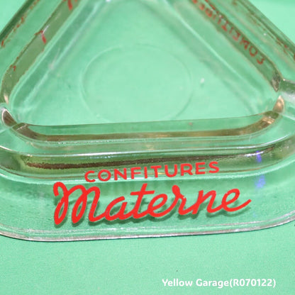 フランスの老舗ジャムブランド「CONFITURES Materne」のロゴがデザインされたユニークな三角形のガラス灰皿＿アップ