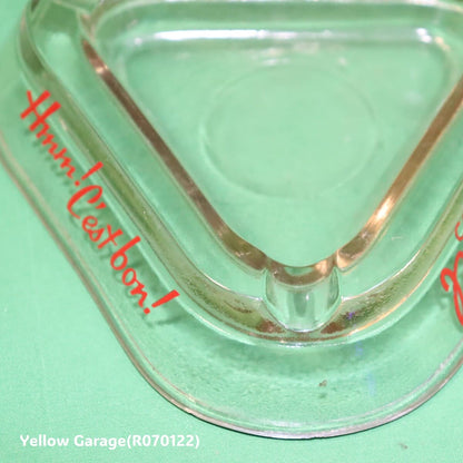 フランスの老舗ジャムブランド「CONFITURES Materne」のロゴがデザインされたユニークな三角形のガラス灰皿＿角アップ