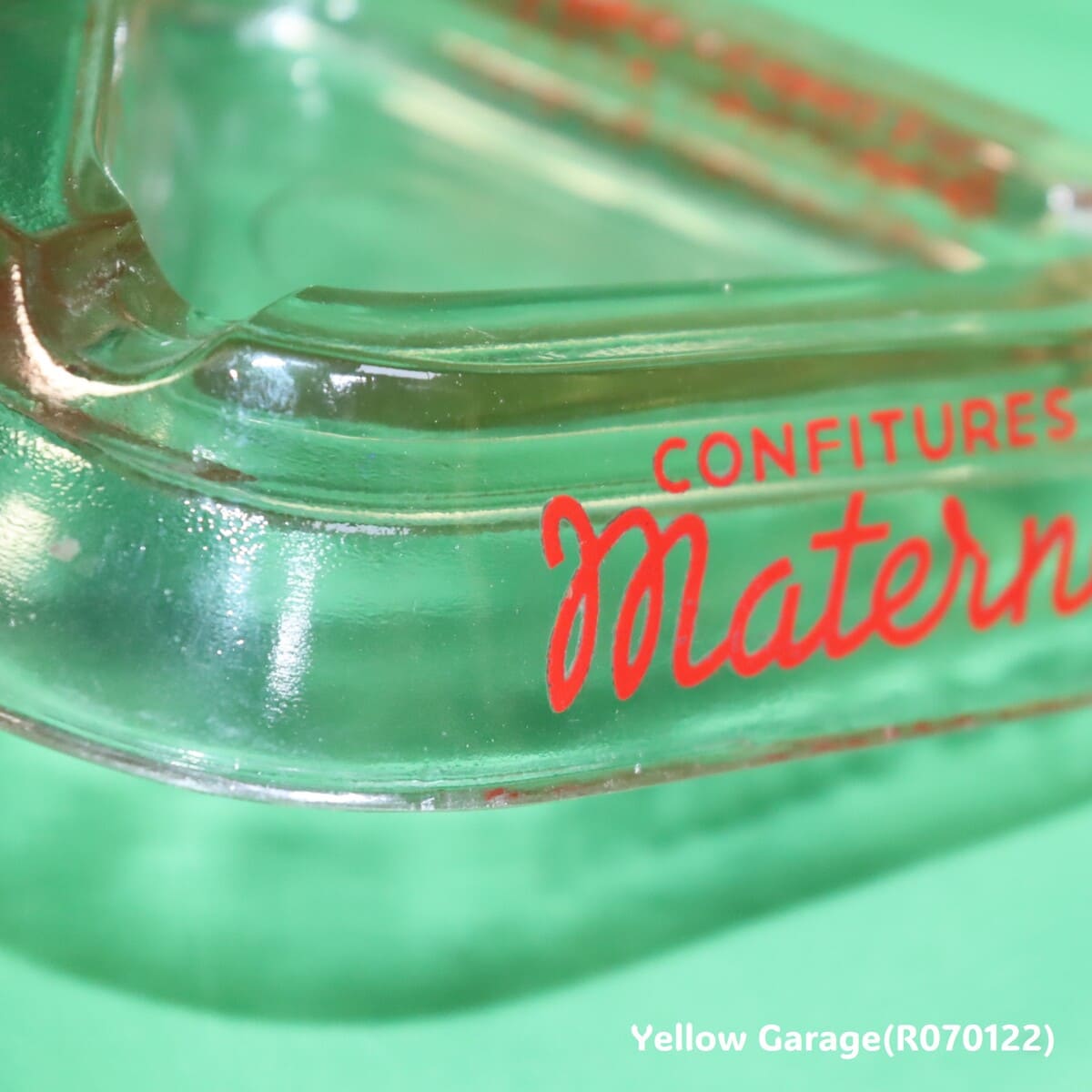 フランスの老舗ジャムブランド「CONFITURES Materne」のロゴがデザインされたユニークな三角形のガラス灰皿＿角下からアップ