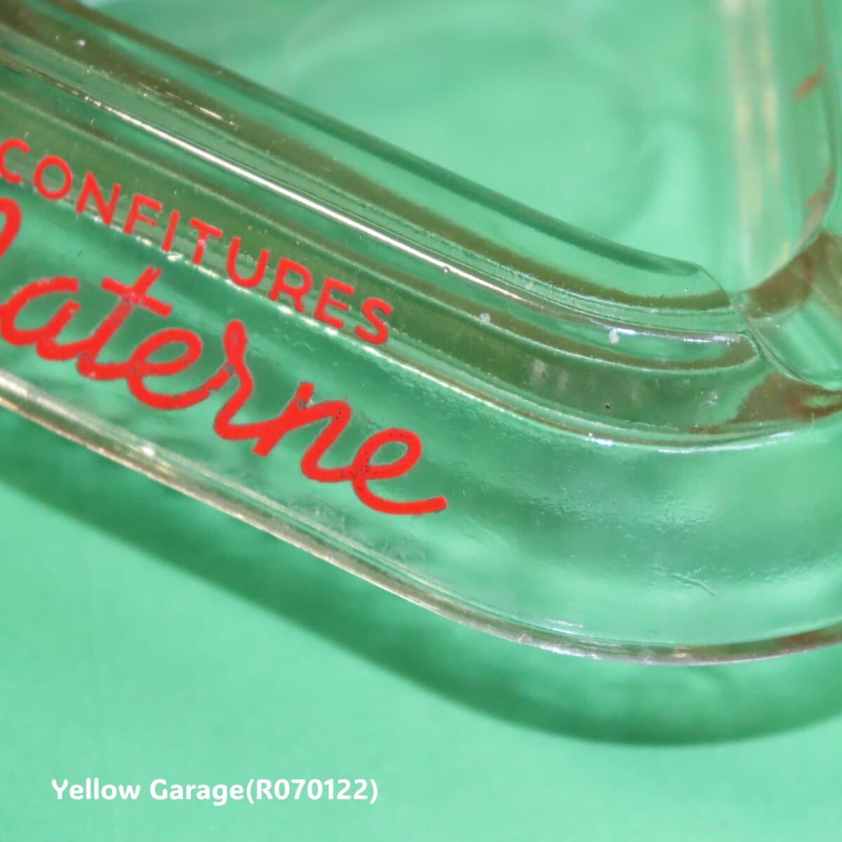 フランスの老舗ジャムブランド「CONFITURES Materne」のロゴがデザインされたユニークな三角形のガラス灰皿＿角上からアップ