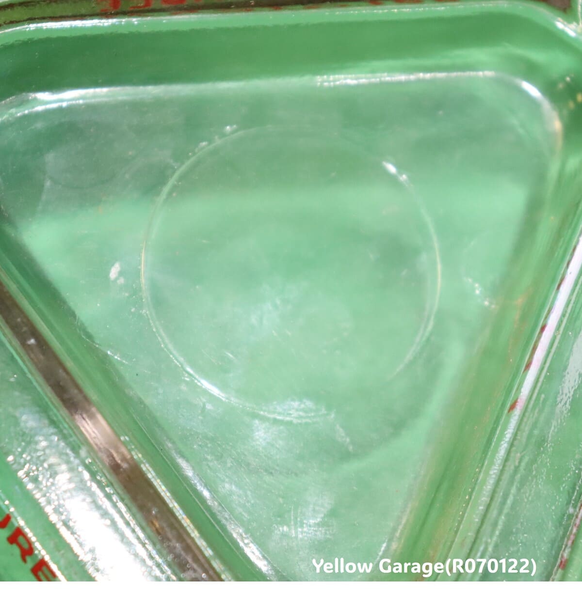 フランスの老舗ジャムブランド「CONFITURES Materne」のロゴがデザインされたユニークな三角形のガラス灰皿＿上から正面アップ