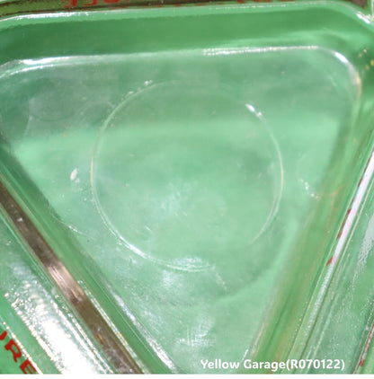 フランスの老舗ジャムブランド「CONFITURES Materne」のロゴがデザインされたユニークな三角形のガラス灰皿＿上から正面アップ