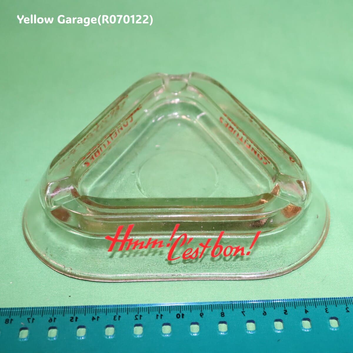 フランスの老舗ジャムブランド「CONFITURES Materne」のロゴがデザインされたユニークな三角形のガラス灰皿＿サイズ