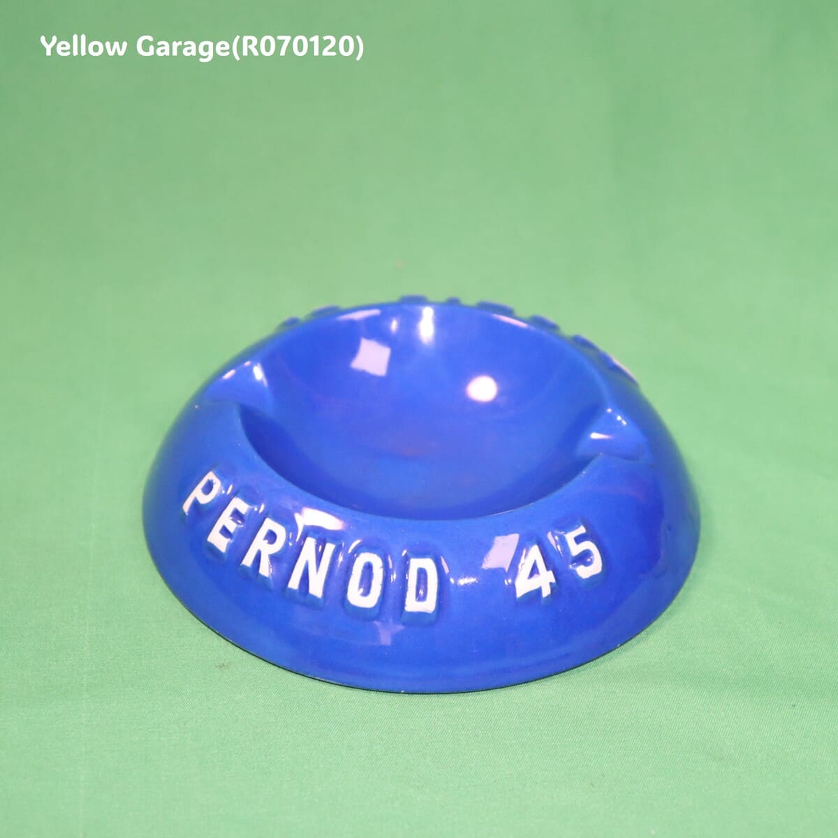 フランスのアニス系リキュールである「PERNOD 45」と「PASTIS 51」の2つのブランド名がデザインされた非常に珍しいダブルロゴ仕様のヴィンテージ灰皿＿正面