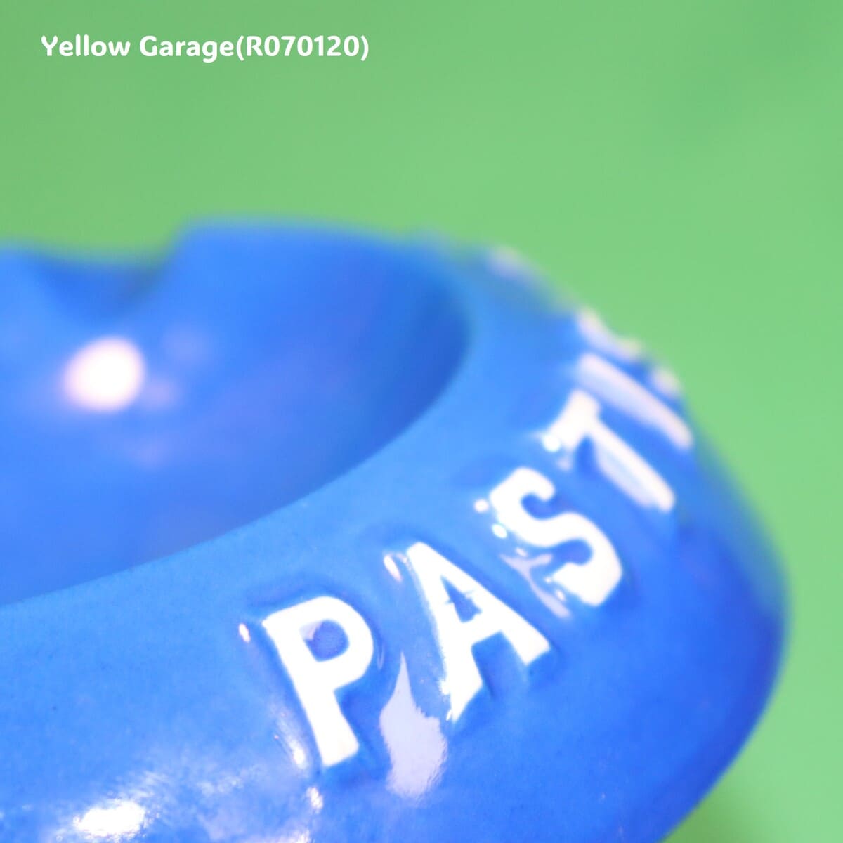 フランスのアニス系リキュールである「PERNOD 45」と「PASTIS 51」の2つのブランド名がデザインされた非常に珍しいダブルロゴ仕様のヴィンテージ灰皿＿Pからアップ