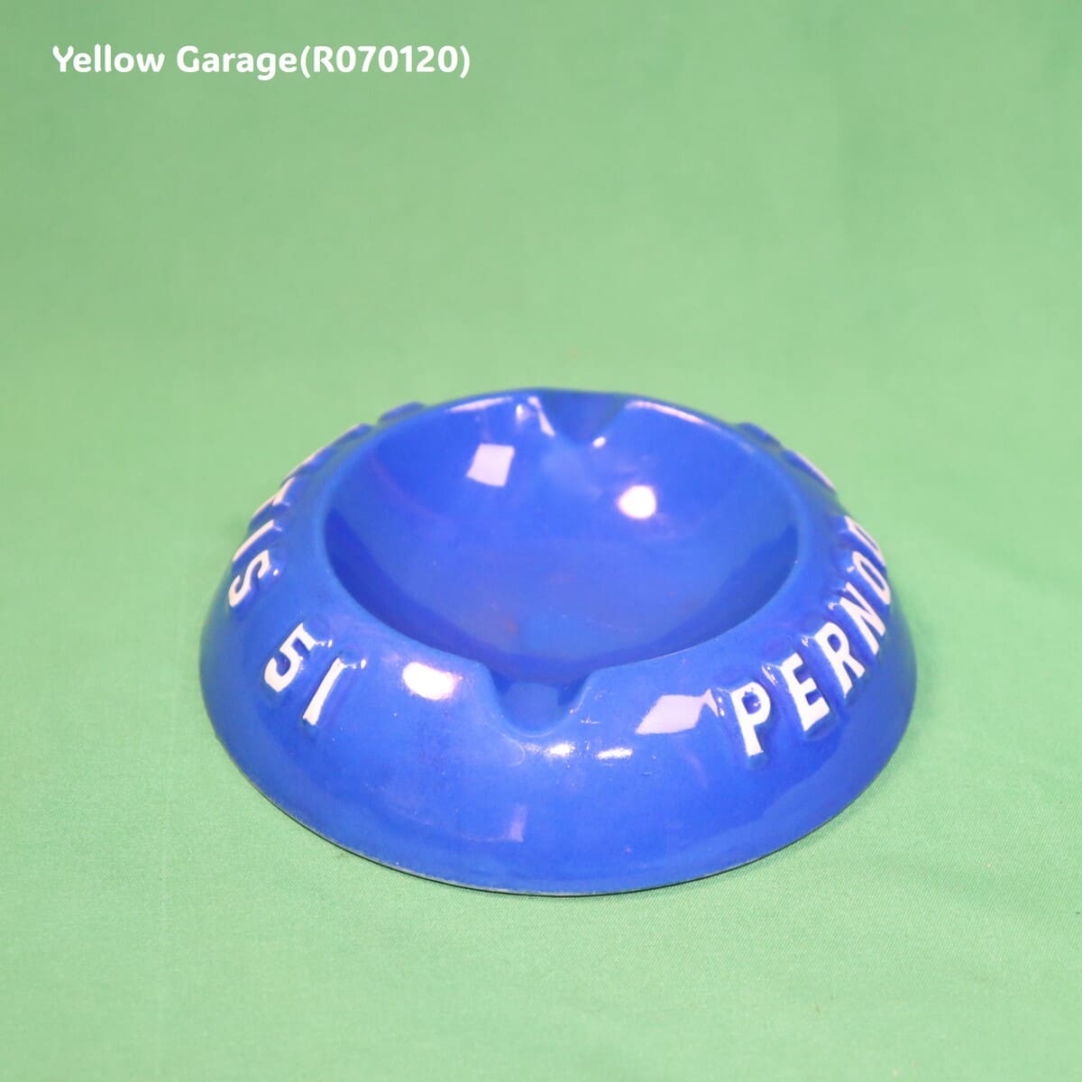 フランスのアニス系リキュールである「PERNOD 45」と「PASTIS 51」の2つのブランド名がデザインされた非常に珍しいダブルロゴ仕様のヴィンテージ灰皿＿全体回転