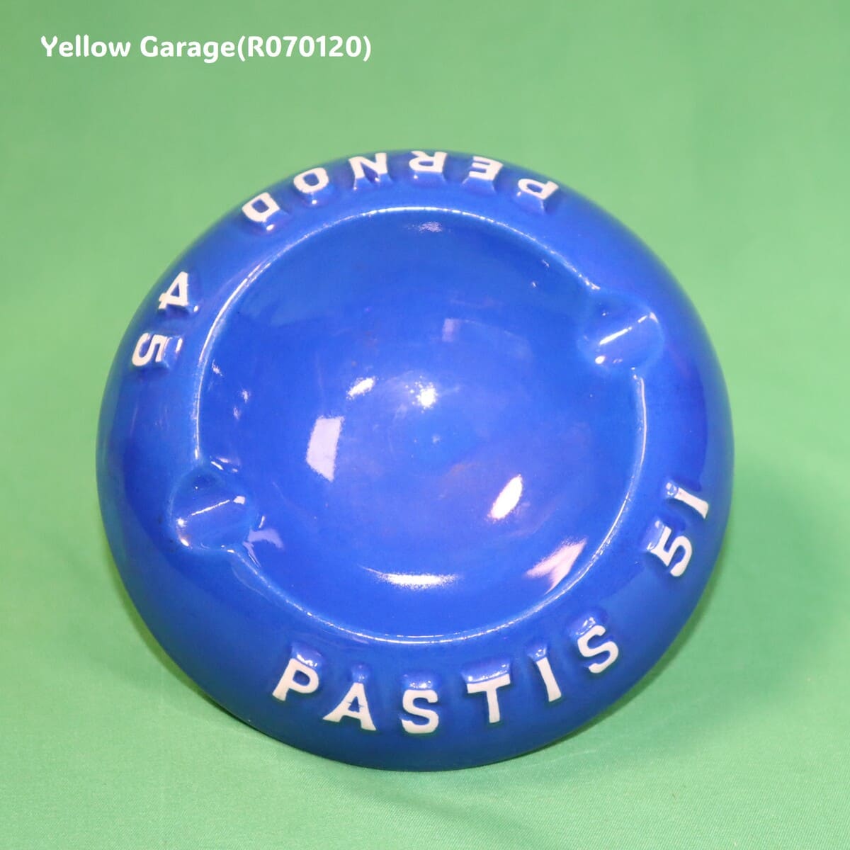 フランスのアニス系リキュールである「PERNOD 45」と「PASTIS 51」の2つのブランド名がデザインされた非常に珍しいダブルロゴ仕様のヴィンテージ灰皿＿全体真上