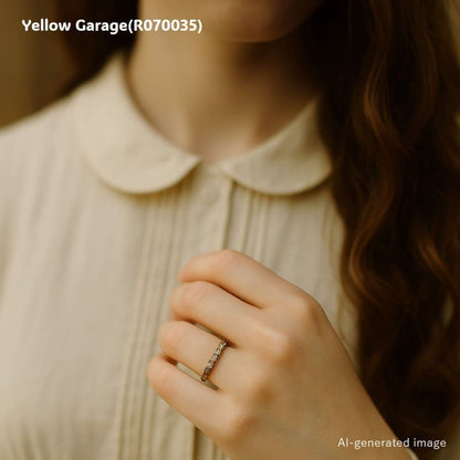 イギリスで製造されたヴィンテージの9カラットゴールドの一文字ジルコニアリング