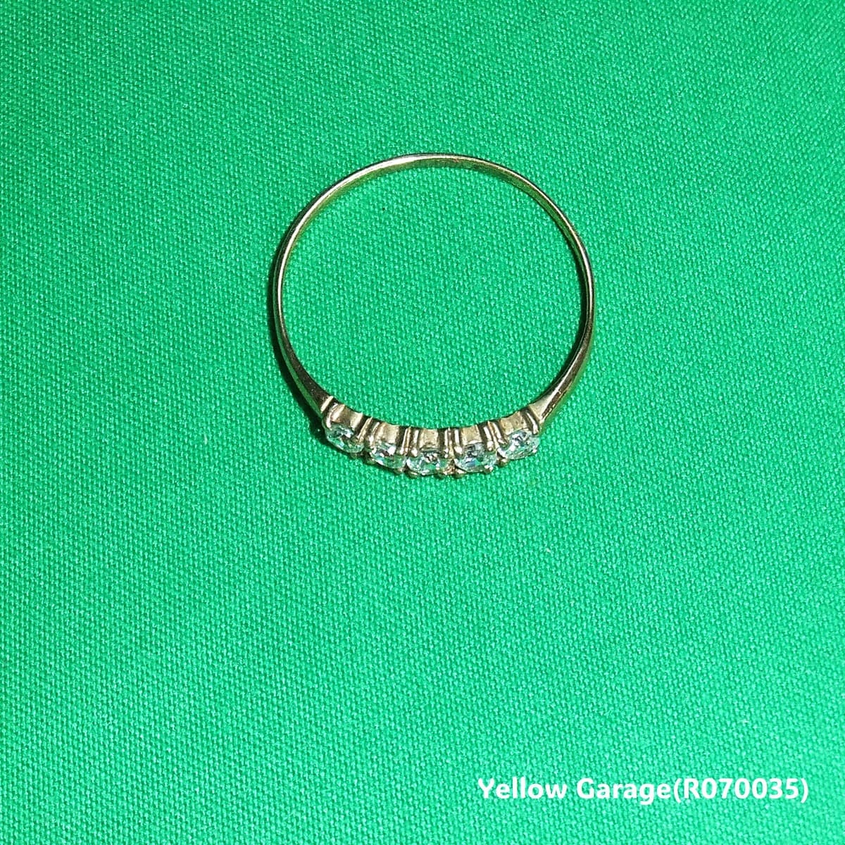 イギリスで製造されたヴィンテージの9カラットゴールドの一文字ジルコニアリング