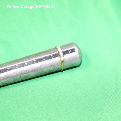 イギリスで製造されたヴィンテージの9カラットゴールドの一文字ジルコニアリング