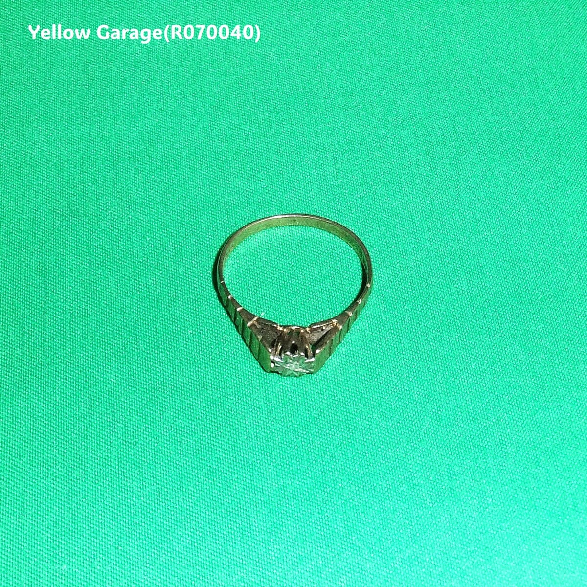 イギリス製と思われるヴィンテージのダイヤモンドリング|リングの内側には「王冠」マークと「375」「F」のホールマーク