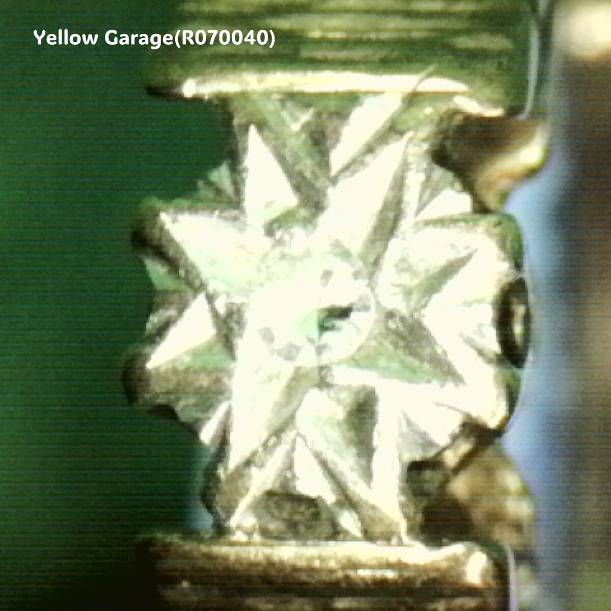 ヴィンテージ イギリス製 9ct ゴールド ダイヤモンドリング “B.BROS”刻印入り（ケース付き）