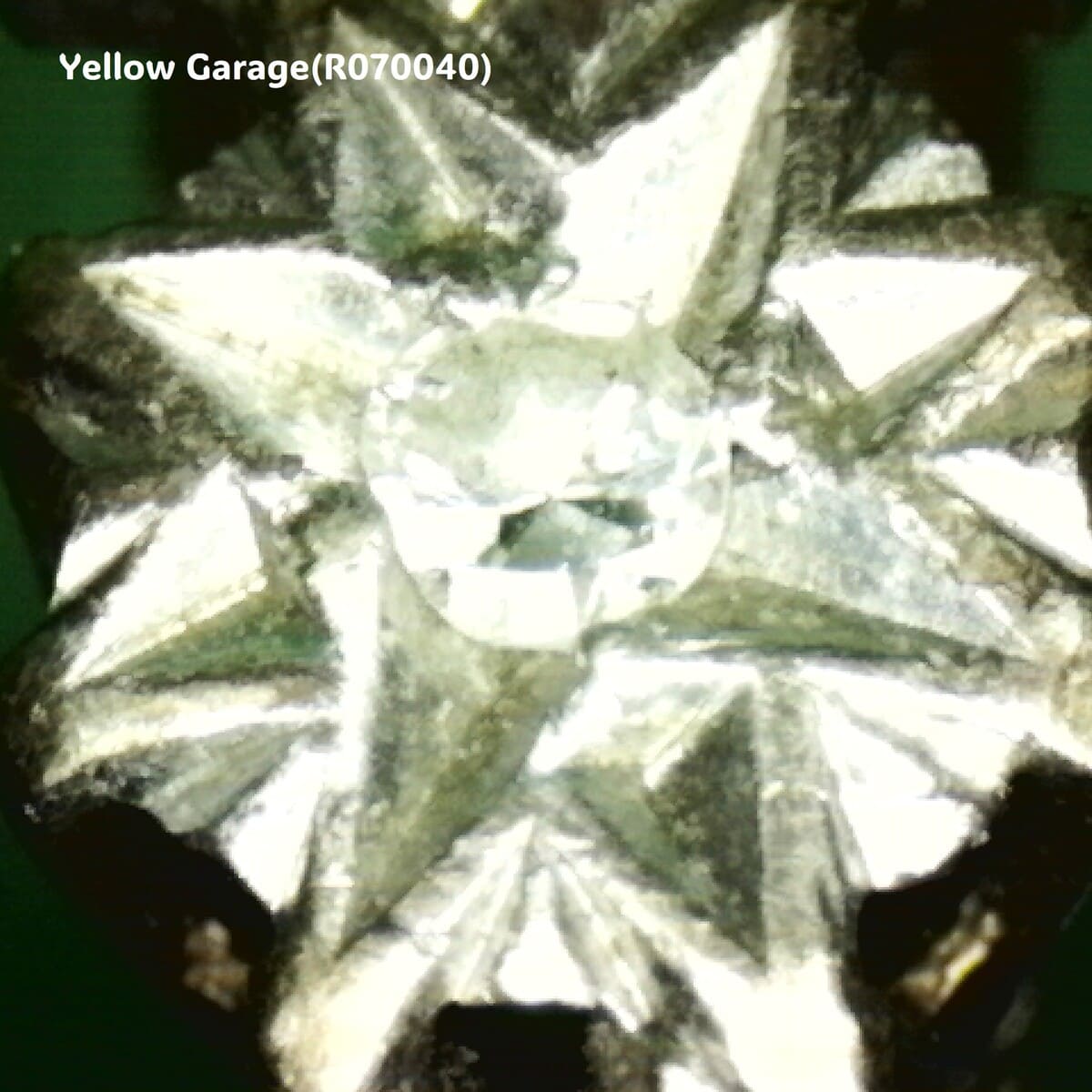 ヴィンテージ イギリス製 9ct ゴールド ダイヤモンドリング “B.BROS”刻印入り（ケース付き）