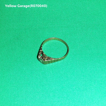 ヴィンテージ イギリス製 9ct ゴールド ダイヤモンドリング “B.BROS”刻印入り（ケース付き）