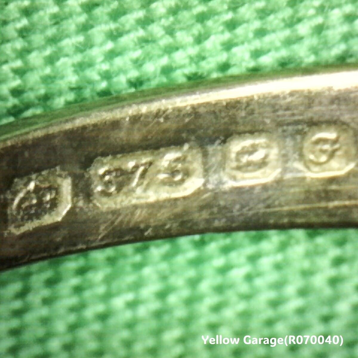 ヴィンテージ イギリス製 9ct ゴールド ダイヤモンドリング “B.BROS”刻印入り（ケース付き）