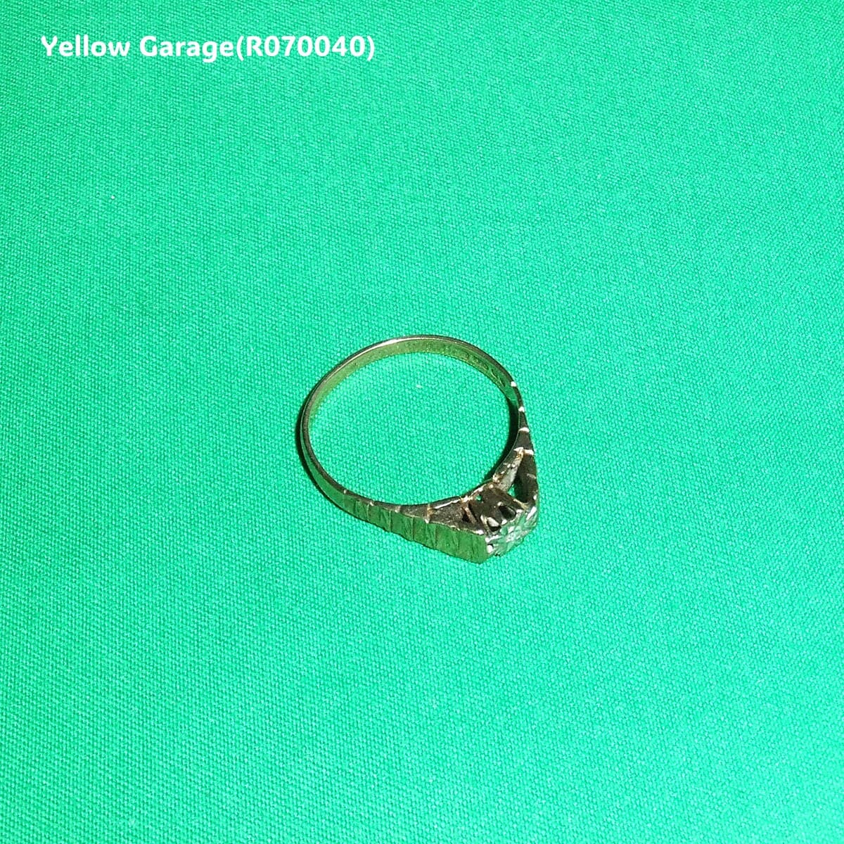 ヴィンテージ イギリス製 9ct ゴールド ダイヤモンドリング “B.BROS”刻印入り（ケース付き）