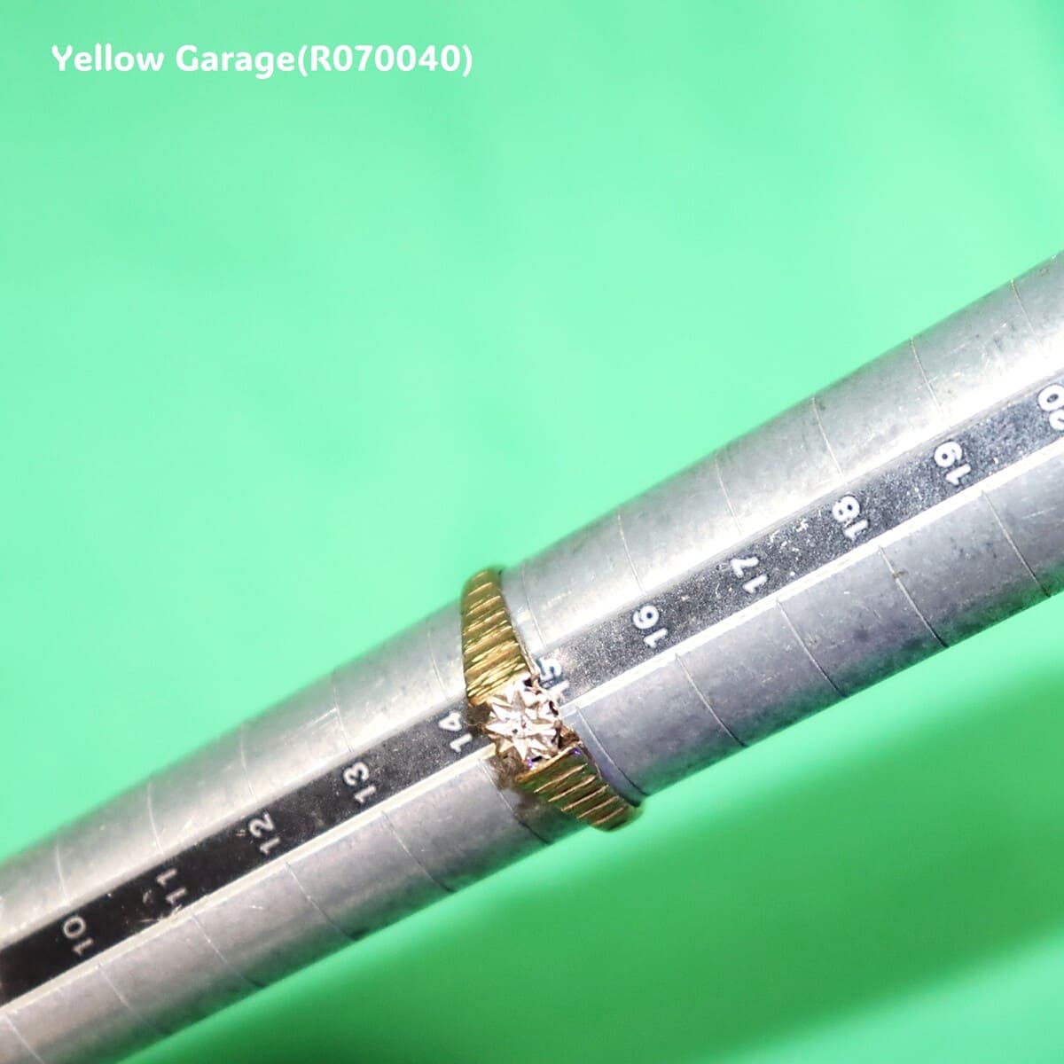 イギリス製と思われるヴィンテージのダイヤモンドリング|リングの内側には「王冠」マークと「375」「F」のホールマーク