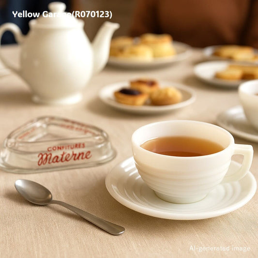 フランス製の乳白色ガラスで作られたヴィンテージのカップ＆ソーサーセット＿AI