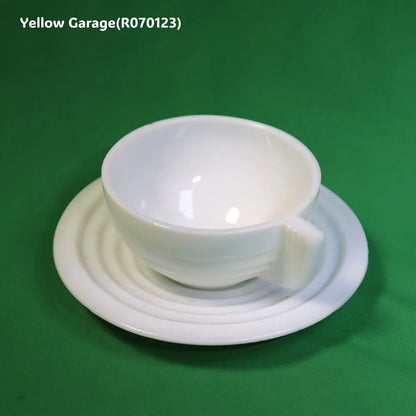 フランス製の乳白色ガラスで作られたヴィンテージのカップ＆ソーサーセット＿アップ