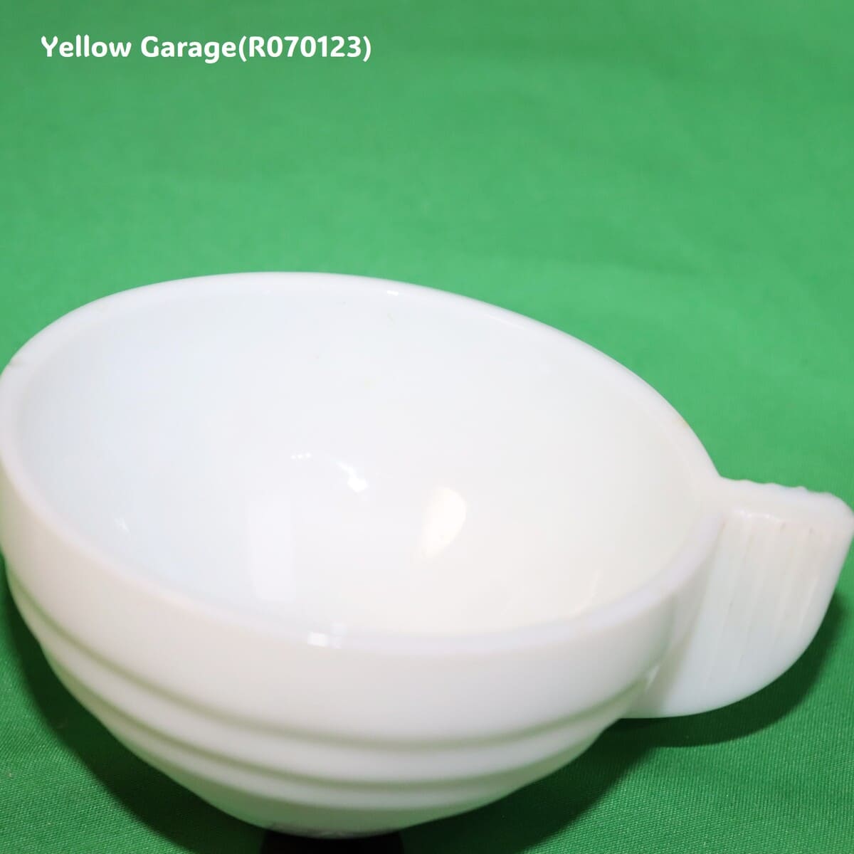 フランス製の乳白色ガラスで作られたヴィンテージのカップ＆ソーサーセット＿アップ横